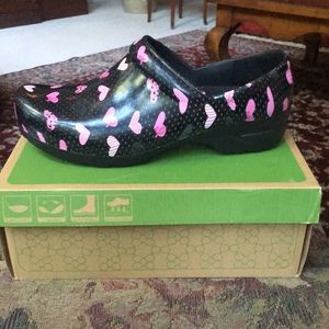 Lightweight women’s clogs, size 11